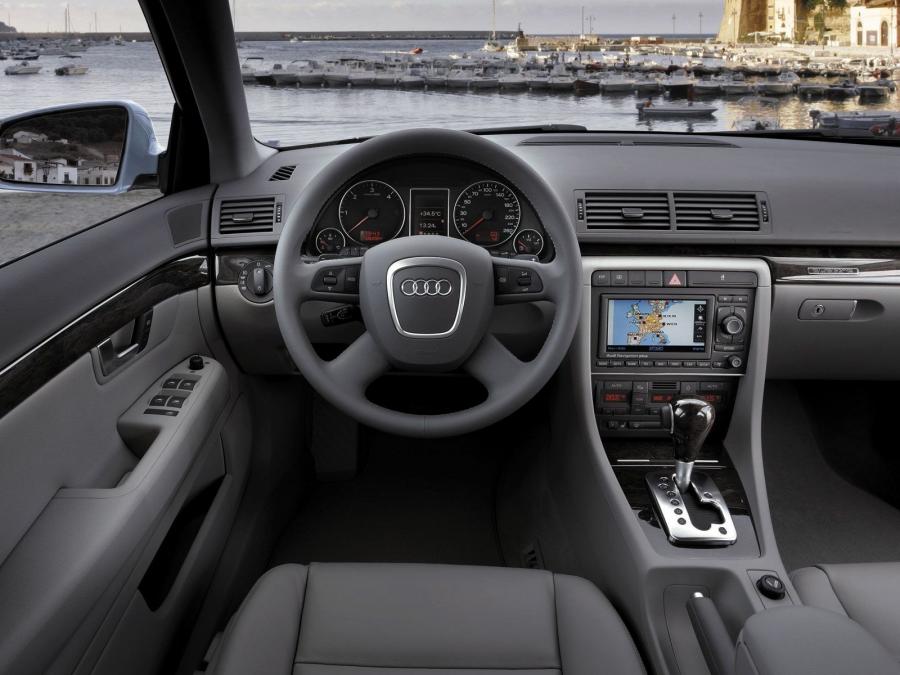 Торпедо Audi A4 2.0T Sedan (B7, 8E) 2004 года  (фото 21 из 26)